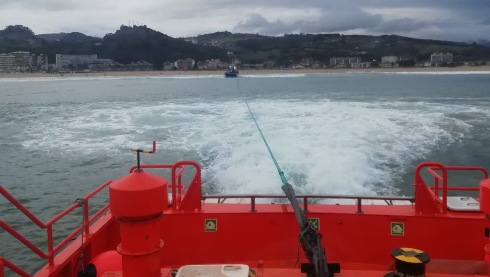 Operación de resacte del pesquero encallado | Foto: Salvamento Marítimo
