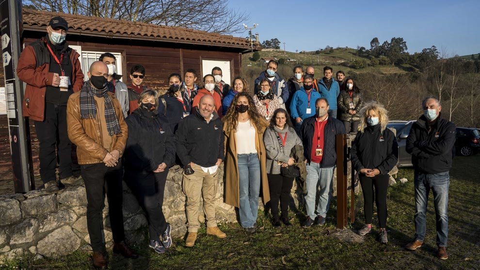 Participantes del encuentro internacional sobre arte rupestre en la Cueva de El Pendo
