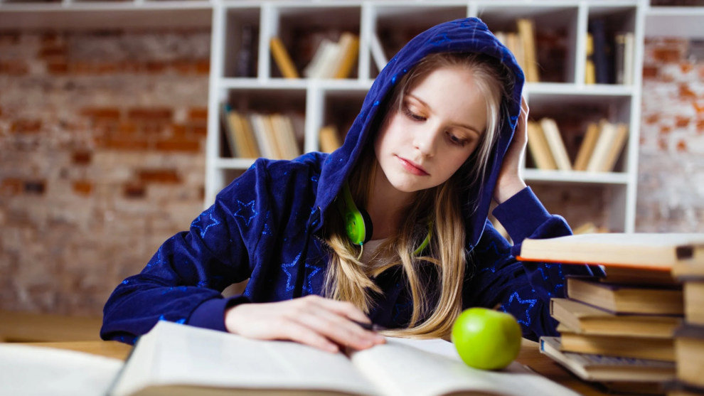 Una adolescente estudiando