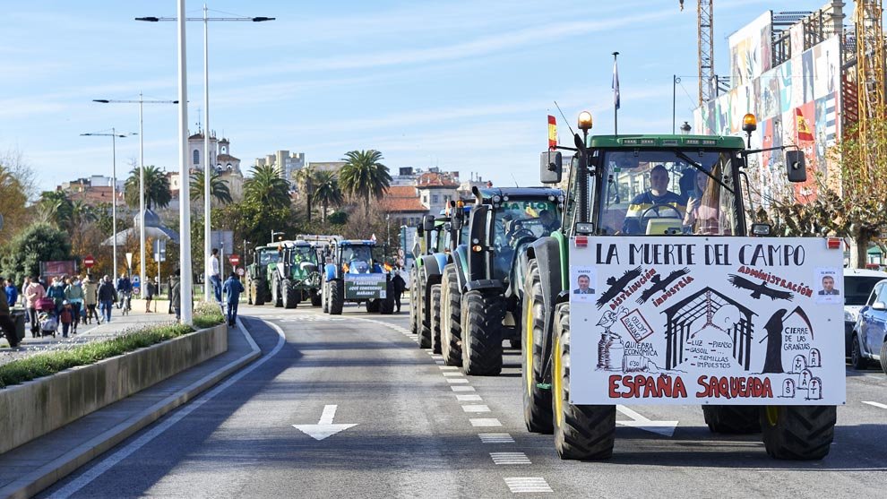 Varios tractores circulan por una carretera en una manifestación de profesionales de la ganadería