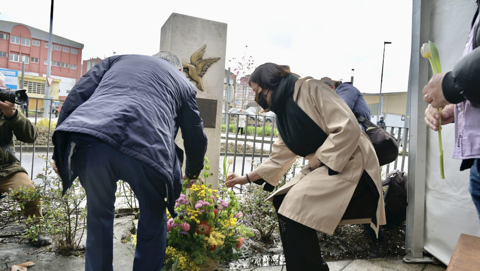 El presidente de Cantabria, Miguel Ángel Revilla, y la alcaldesa de Santander, Gema Igual, depositan unas flores en el monolito conmemorativo del atentado de La Albericia ocurrido el 19 de febrero de 1992