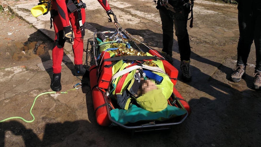 Evacuación de la mujer herida en el Faro del Caballo de Santoña