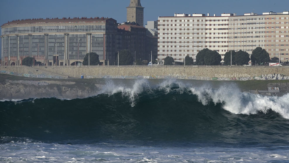 Fuerte oleaje y tiempo anticiclónico, a 21 de febrero de 2022, en A Coruña, Galicia (España)