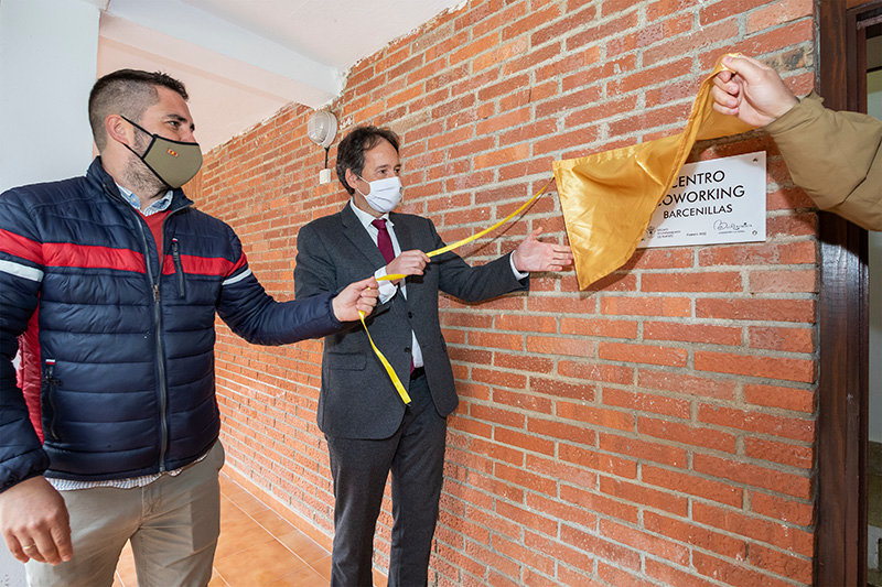 El consejero de Obras Públicas, Ordenación del Territorio y Urbanismo, José Luis Gochicoa, inaugura el nuevo centro cultural para coworking.