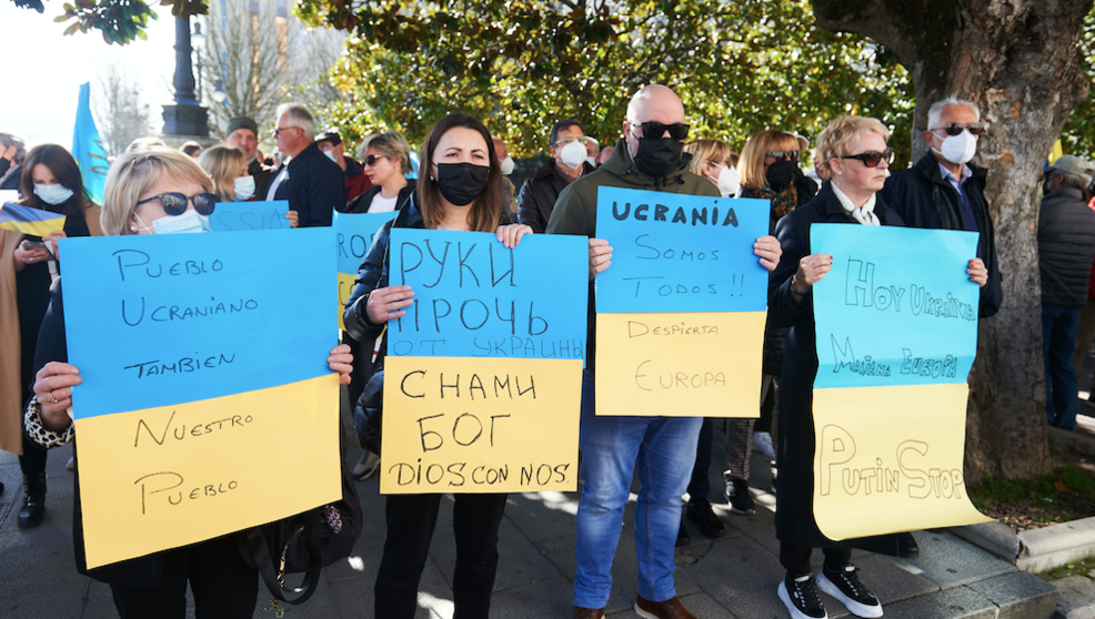 Varias personas, con pancartas, durante una protesta contra la guerra de Rusia-Ucrania, en Santander