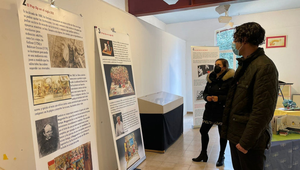 El alcalde de Astillero, Javier Fernández Soberón, y la concejala de Cultura, Cristina Laza, visitan la exposición 'Libros en Movimiento'