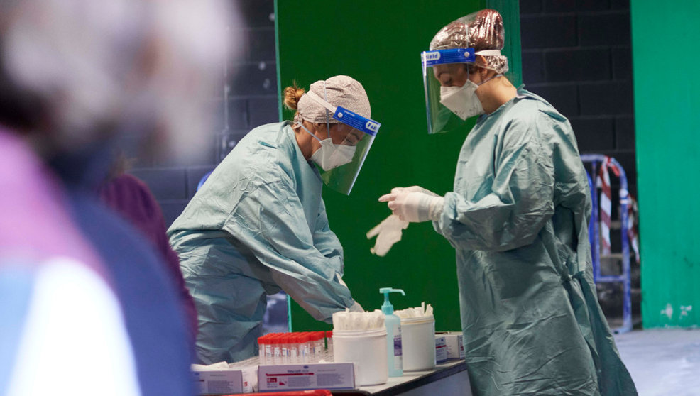 Trabajadores sanitarios se preparan para realizar tests de antígenos en los Campos de Sport del Sardinero