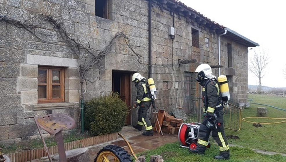 Bomberos del 112 apagan un incendio en una vivienda de la localidad de Mediadoro (Valdeprado del Río)