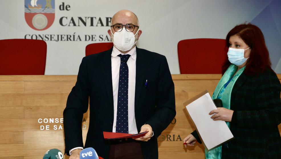 El consejero de Sanidad, Miguel Rodríguez, y la gerente del SCS, Celia Gómez