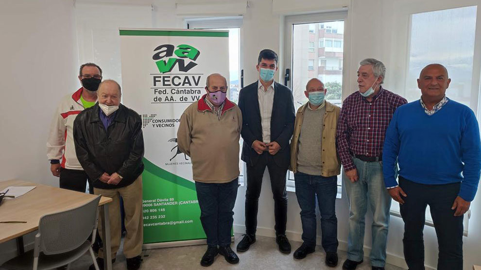Reunión de la Federación de Asociaciones de Vecinos de Cantabria se ha reunido con el portavoz del Grupo Socialista en el Ayuntamiento de Santander, Daniel Fernández