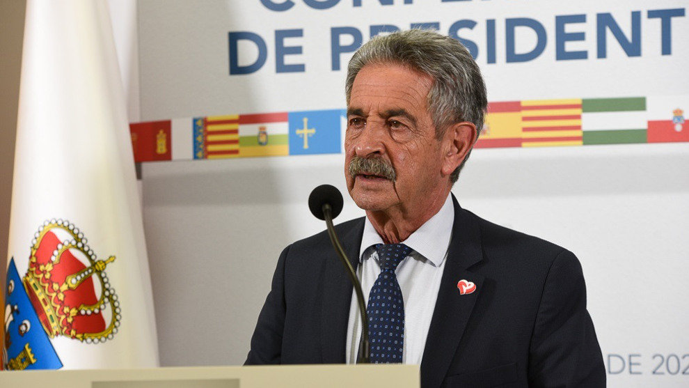 El presidente de Cantabria, Miguel Ángel Revilla, atiende a los medios de comunicación tras la reunión de la XXVI Conferencia de Presidentes en La Palma