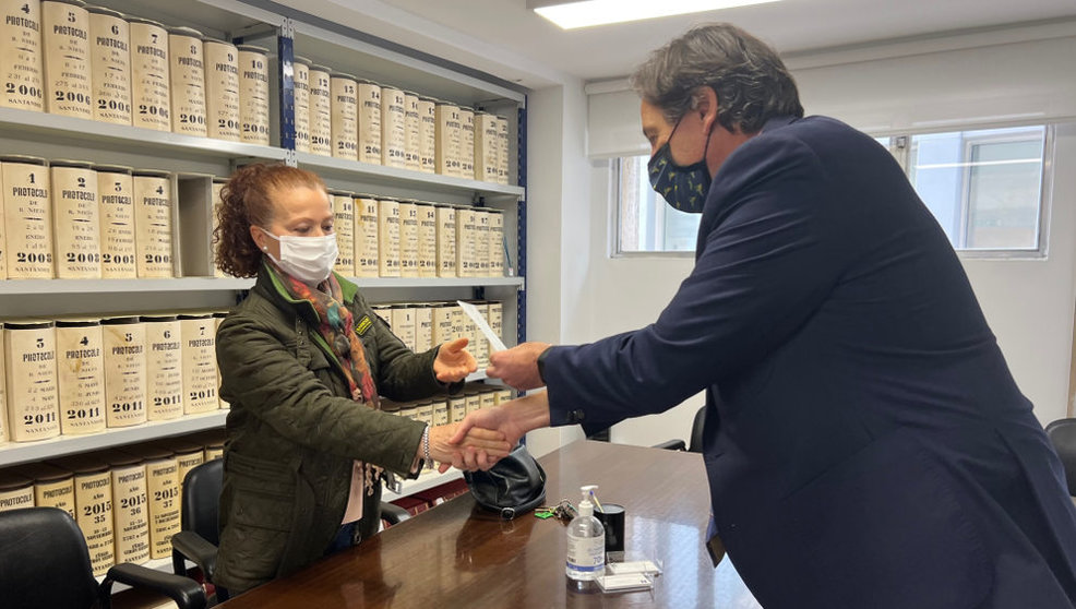 El consejero de Obras Públicas, José Luis Gochicoa, entrega uno de los cheques en el inicio de las indemnizaciones a los afectados por sentencias de derribos