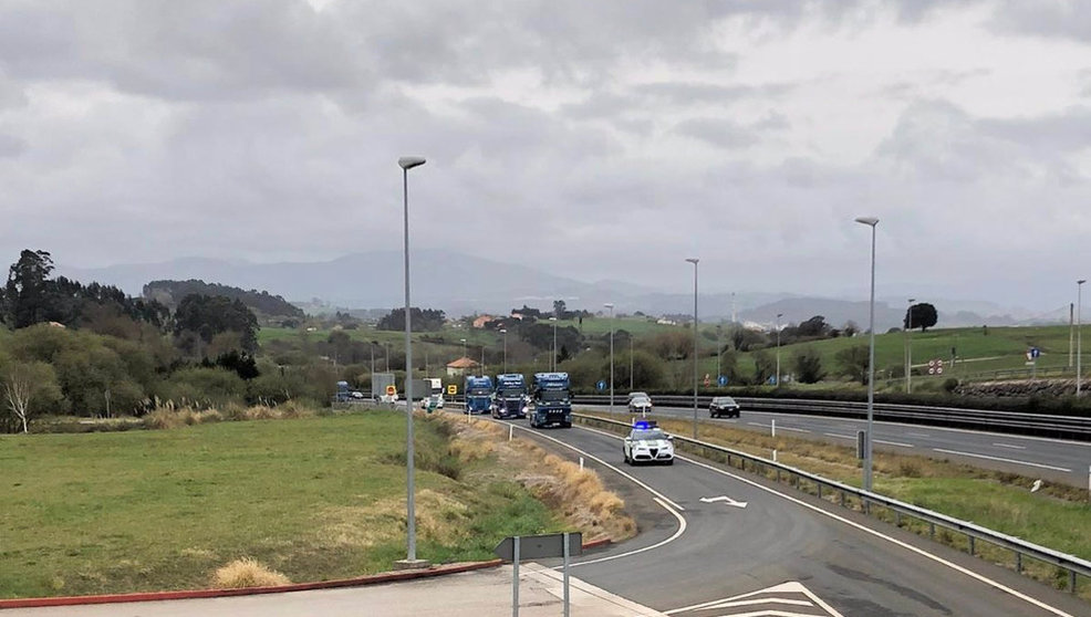 Agentes de la Guardia Civil escoltan a camioneros en Cantabria con motivo de la huelga