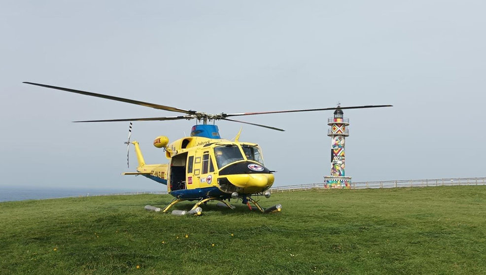 El helicóptero del Gobierno de Cantabria rescata a un pescador herido grave que se cayó a las rocas en Cabo de Ajo