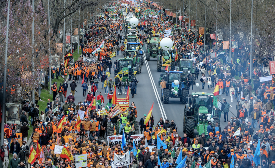 Varios tractores y manifestantes con pancartas durante la marcha ‘20M' | Ricardo Rubio / Europa Press