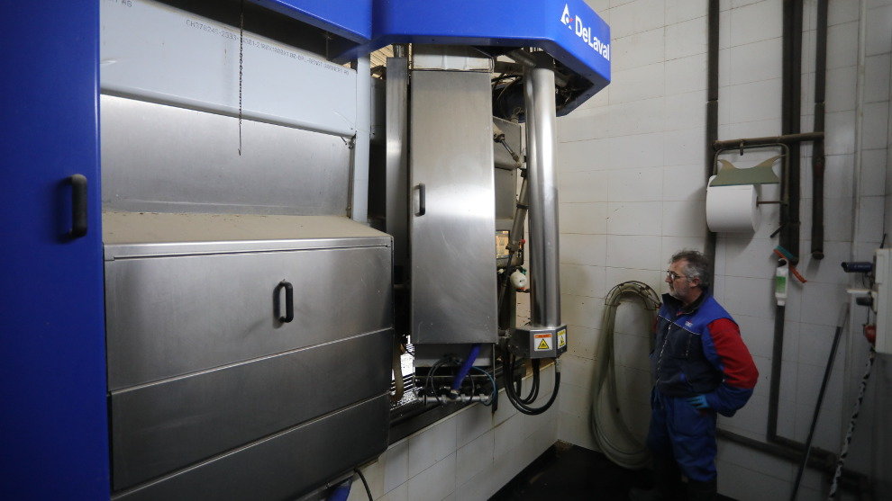 Un operario controla la maquinaria de recogida de leche