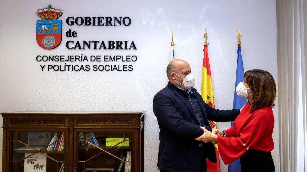 La consejera de Empleo y Políticas Sociales, Ana Belén Álvarez, recibe al alcalde de Santillana del Mar, Ángel Rodríguez