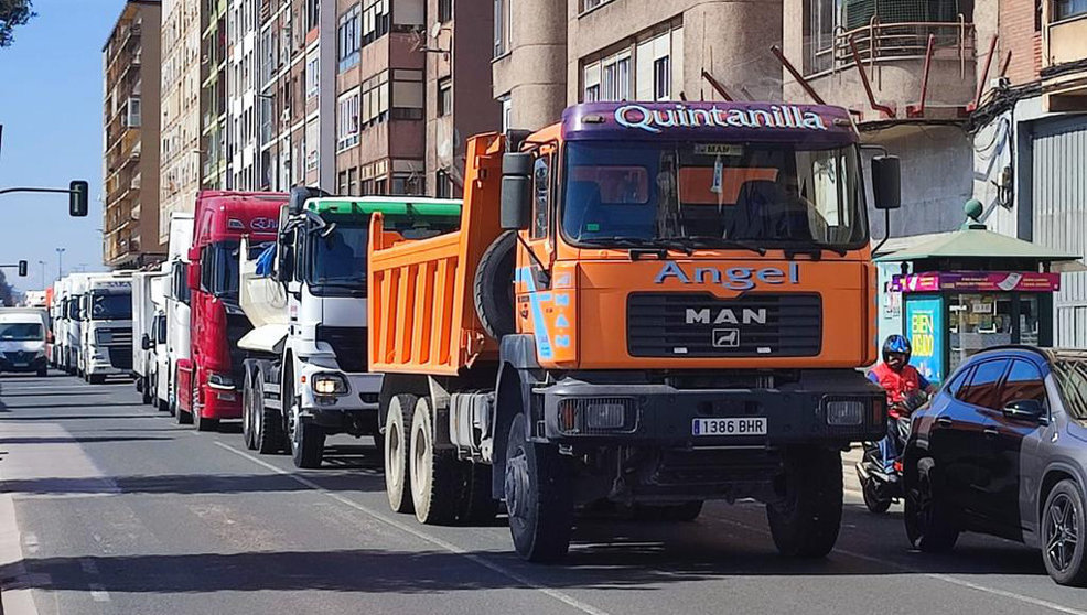 Más de 200 camiones marchan por el centro de Santander durante la protesta de transportistas por el aumento de la gasolina
