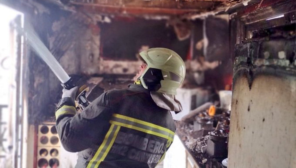 Un bombero sofoca el fuego declarado en una casona de Carrejo