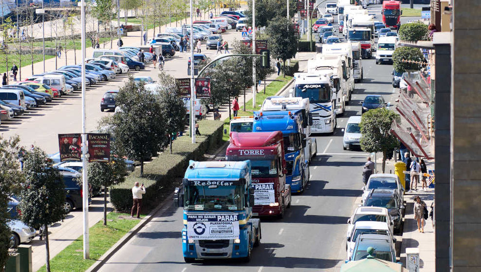 Varios camiones participan en una marcha convocada desde el polígono de Raos hasta el Centro Botín, durante el undécimo día de paro nacional de transportistas