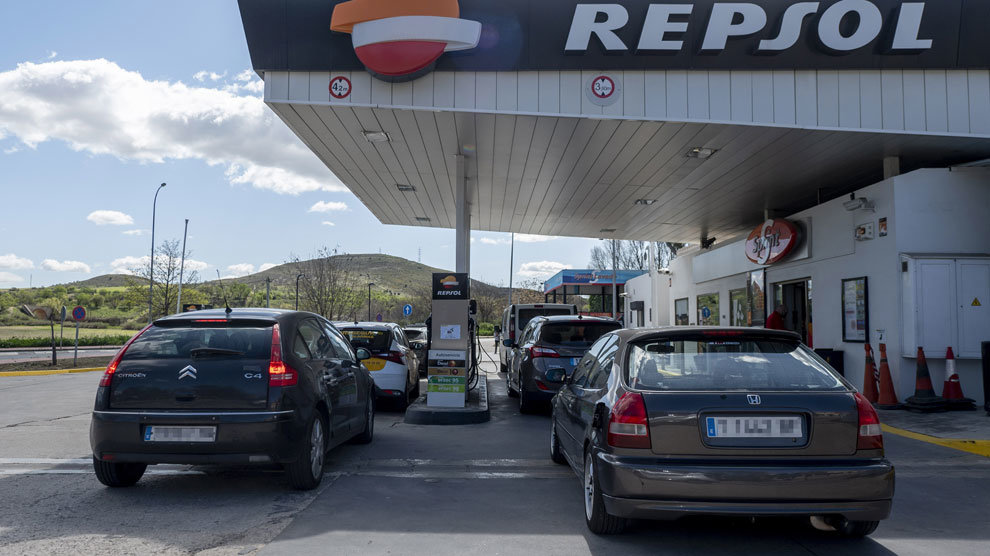 Varios coches repostan en una gasolinera, el día en que ha entrado en vigor la rebaja de 20 céntimos en el litro de la gasolina