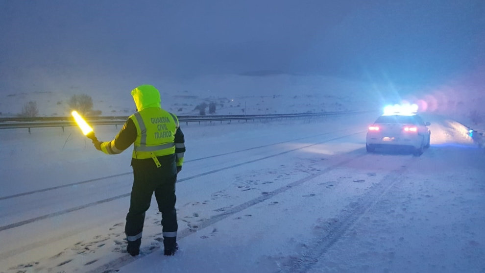 Guardia Civil auxilia y retira vehículos en dificultades por la nieve