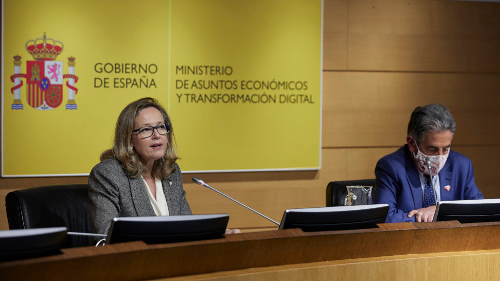 La vicepresidenta primera y ministra de Asuntos Económicos y Transformación Digital, Nadia Calviño, y el presidente del Gobierno de Cantabria, Miguel Ángel Revilla