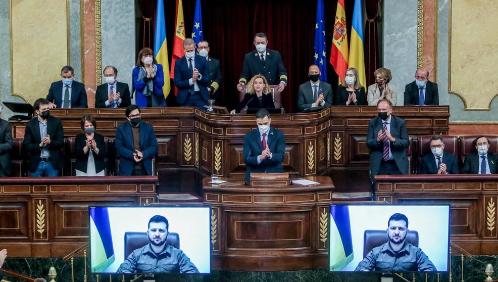 El presidente de Ucrania, Volodimir Zelenski, ha conectado por videoconferencia con el Congreso y se ha dirigido a los diputados y senadores españoles