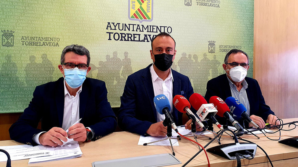 Pérez Noriega, López Estrada y Cruz Viadero, en la rueda de prensa de presentación de los presupuestos de Torrelavega