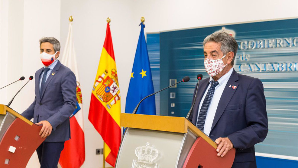 Zuloaga y Revilla en una foto de archivo en una rueda de prensa del Gobierno de Cantabria