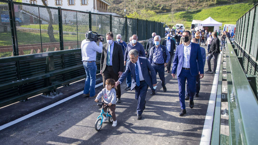 El presidente de Cantabria, Miguel Ángel Revilla, y el consejero de Obras Públicas, José Luis Gochicoa, inauguran el nuevo puente de Serdio