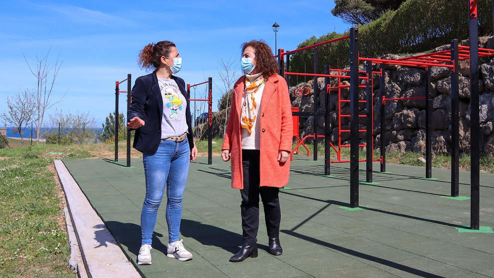La alcaldesa de Comillas, María Teresa Noceda, junto a la concejala de Deporte, Vanesa Sánchez Trueba, durante la visita al nuevo parque de calistenia 