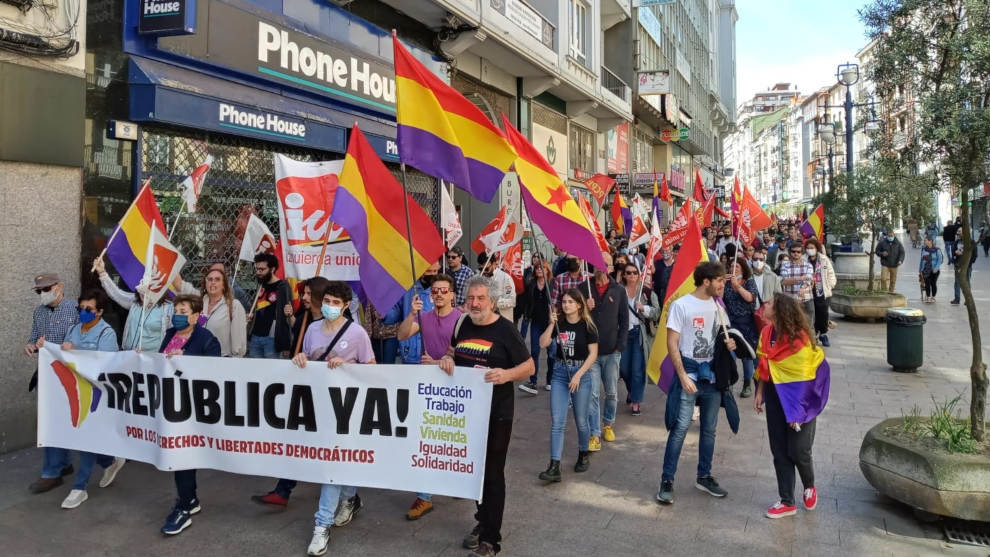 Manifestación en Santander por el aniversario de la proclamación de la II República.