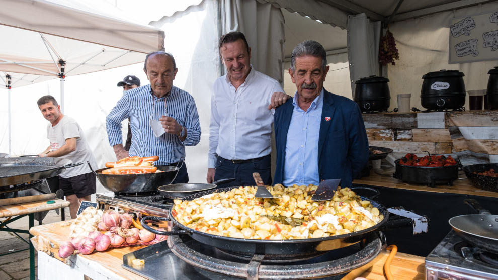 El presidente de Cantabria, Miguel Ángel Revilla, y los consejeros Guillermo Blanco y Javier López Marcano asisten a la Gran Fiesta Del Sobao y la Quesada