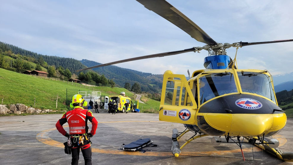 El helicóptero del Gobierno de Cantabria efectúa un traslado sanitario
