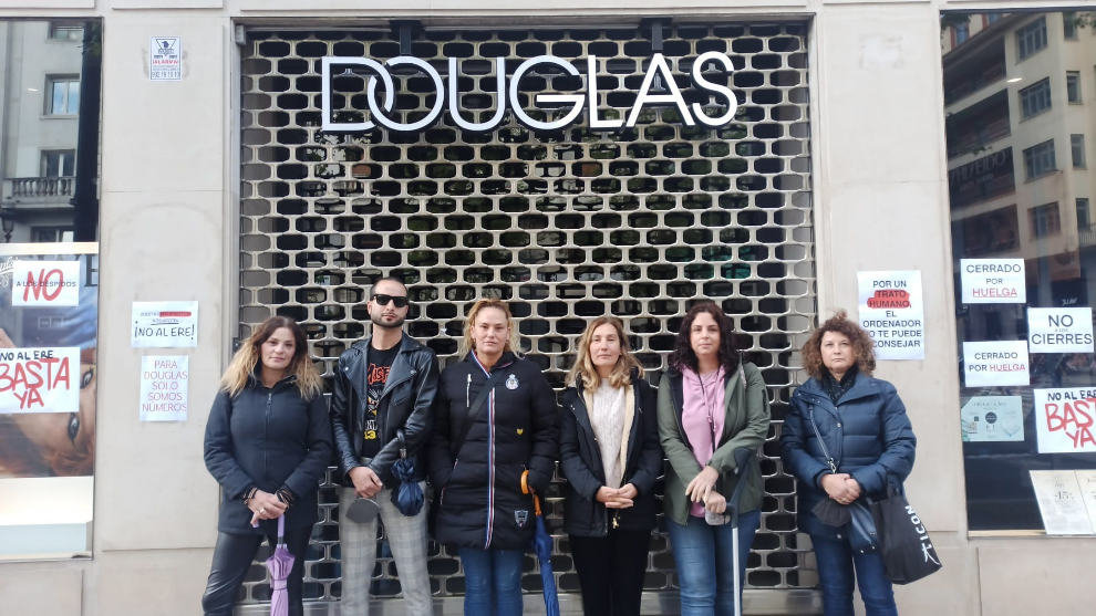 Parte de la plantilla de la tienda de Douglas en Santander, que hoy está cerrada en la cuarta jornada de huelga por el ERE 