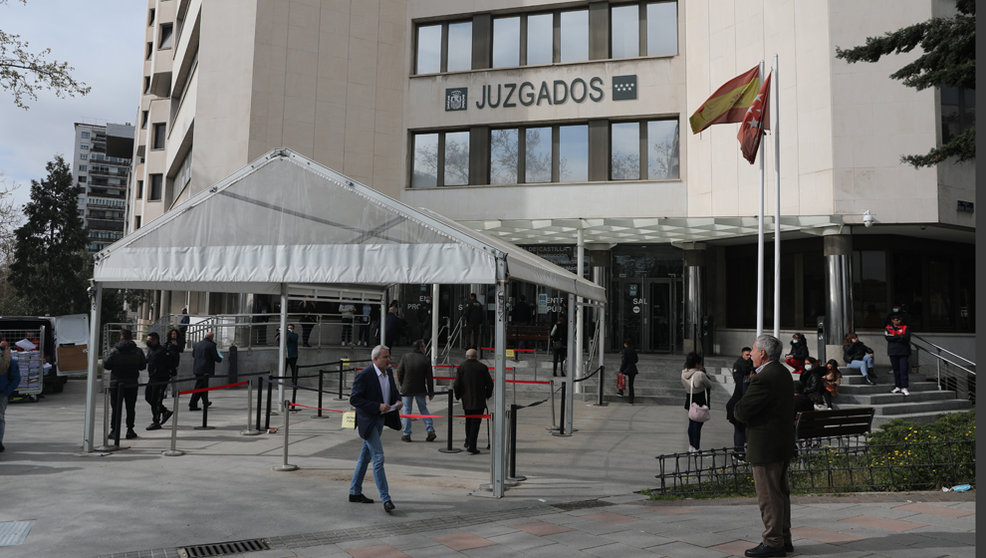 Vista de la entrada de los Juzgados de Madrid en Plaza Castilla,  a 8 de abril de 2022,  en Madrid (EspaÃ±a). Maestre se presenta como acusaciÃ³n popular en el procedimiento abierto por las comisiones millonarias cobradas supuestamente por influencia del alcalde de la capital. Rita Maestre asegura que Almeida "jamÃ¡s" informÃ³ a la oposiciÃ³n sobre las diligencias abiertas por la FiscalÃ­a anticorrupciÃ³n en relaciÃ³n a los dos contratos investigados. Estos contratos habrÃ­an reportado supuestamente seis millones de euros en comisiones para los mediadores Luis Medina, y su socio Alberto LuceÃ±o, en la compra de material sanitario a Malasia por cuenta del Ayuntamiento de Madrid por un total de 16 millones de euros.

08 ABRIL 2022;JUZGADO;JUZGADOS DE PLAZA DE CASTILLA;CARPA;

Isabel Infantes / Europa Press

08/4/2022