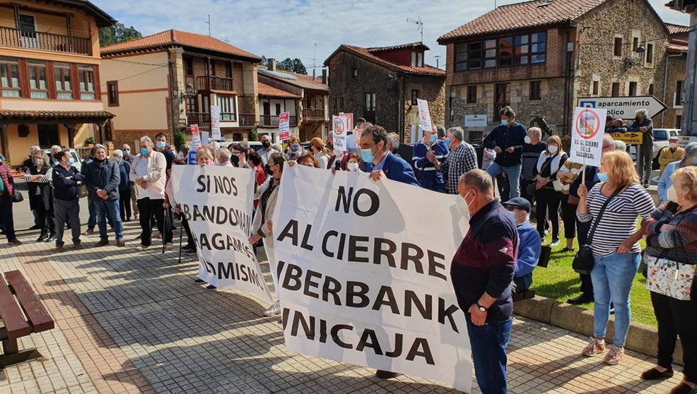 Manifestación en contra del cierre de la oficina de Unicaja | Foto: Ayuntamiento de Alfoz de Lloredo