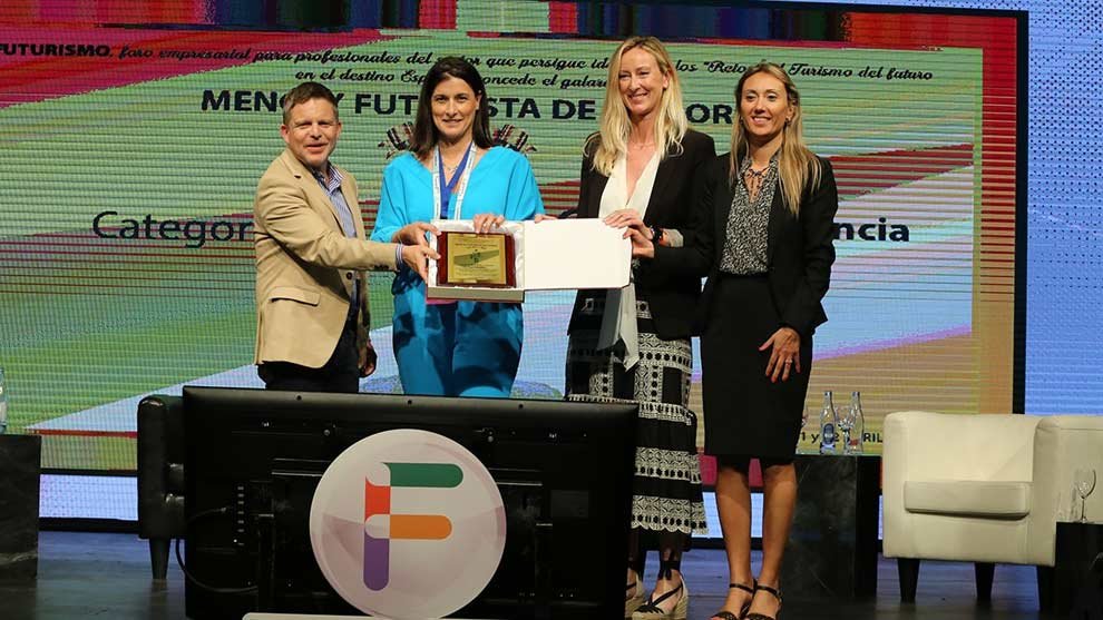 La alcaldesa de Santander, Gema Igual (segunda por la izda), recoge en Tenerife el premio para Santander como Ciudad de Excelencia Turística 'Mencey Futurista de Honor 2022'