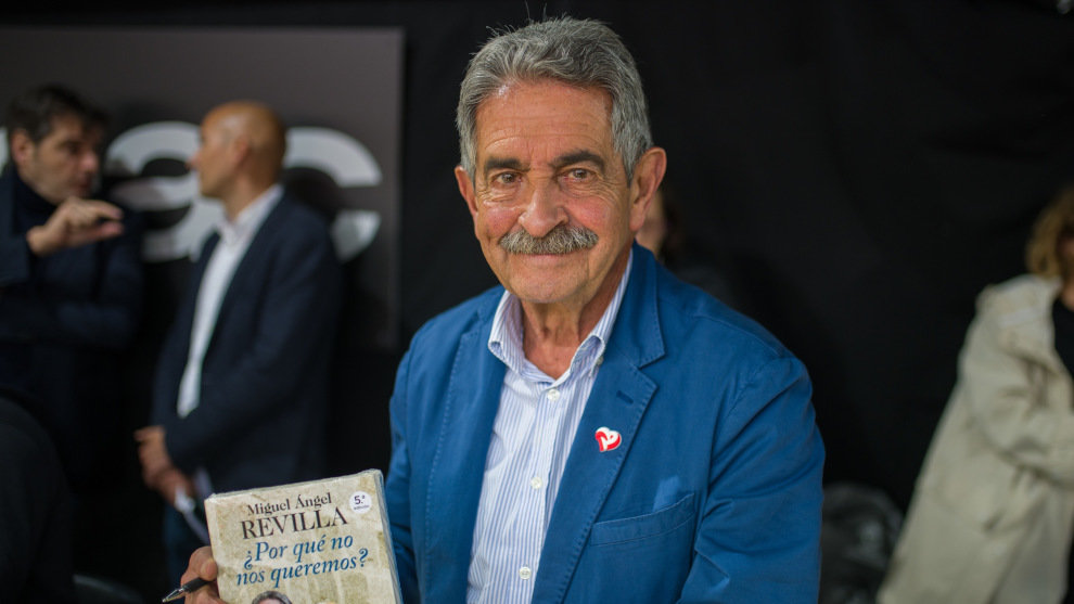 El presidente de Cantabria, Miguel Ángel Revilla, durante la firma de libros por Sant Jordi en Barcelona