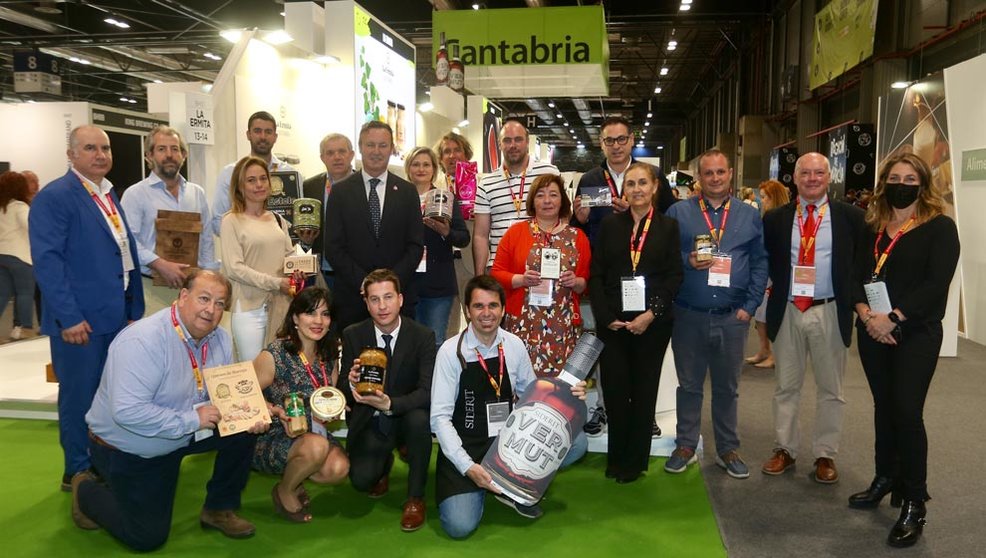 El consejero Guillermo Blanco con representantes de empresas cántabras en el Salon Gourmets de Madrid