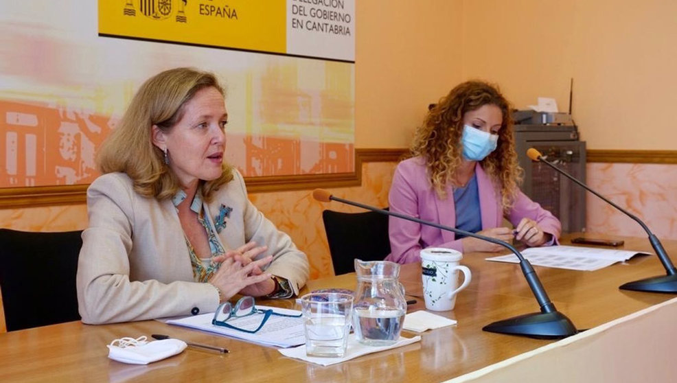 La vicepresidenta primera y ministra de Asuntos Económicos, Nadia Calviño (i), y la delegada del Gobierno en Cantabria, Ainoa Quiñones