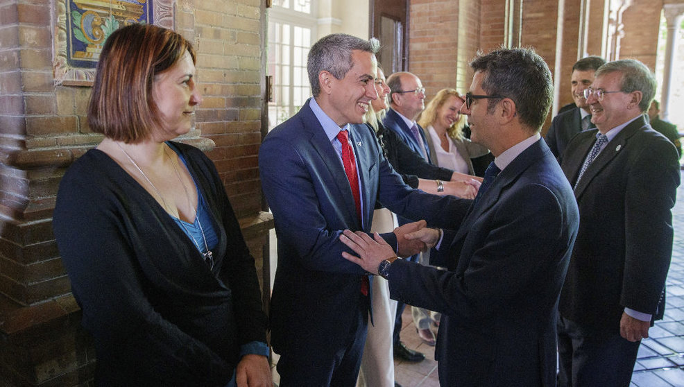 El ministro de la Presidencia, Relaciones con las Cortes y Memoria Democrática, Félix Bolaños y el vicepresidente de Cantabria, Pablo Zuloaga