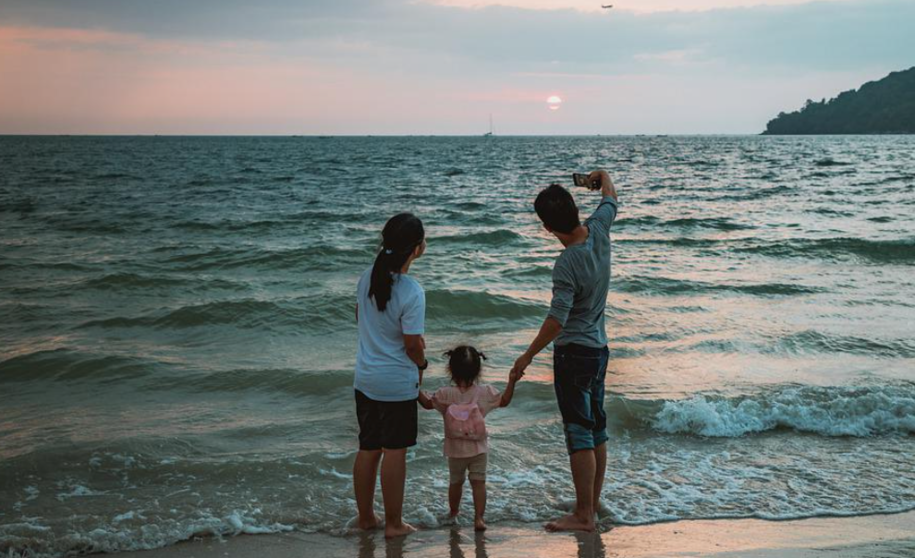 Una familia en la playa | Foto: Pixabay