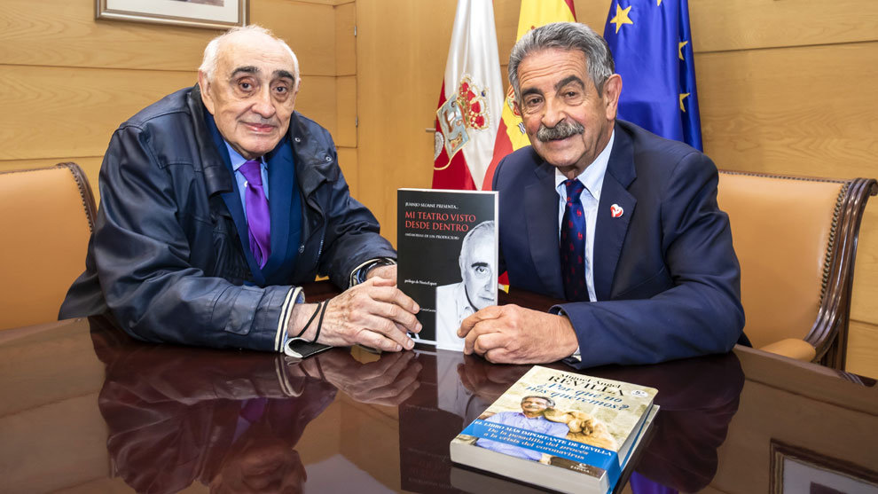 El presidente de Cantabria, Miguel Ángel Revilla, recibe al productor teatral, Juanjo Seoane, para presentar el libro 'Mi teatro visto desde dentro'