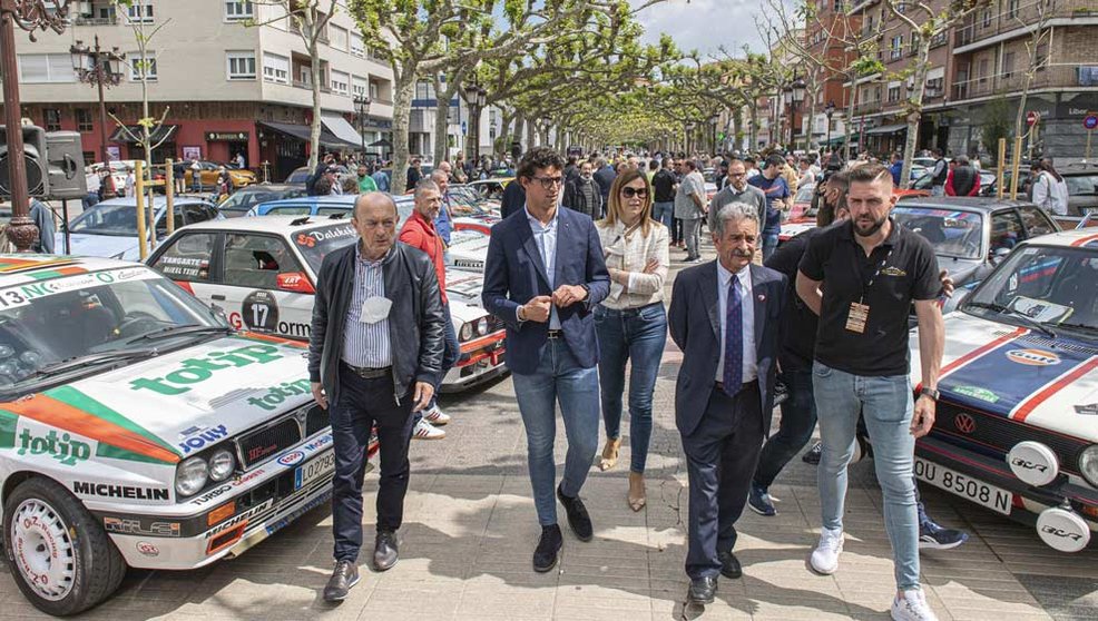 El presidente de Cantabria, Miguel Ángel Revilla, y el consejero de Turismo, Javier López Marcano, pasean entre los coches del Rallye Festival Hoznayo 2022