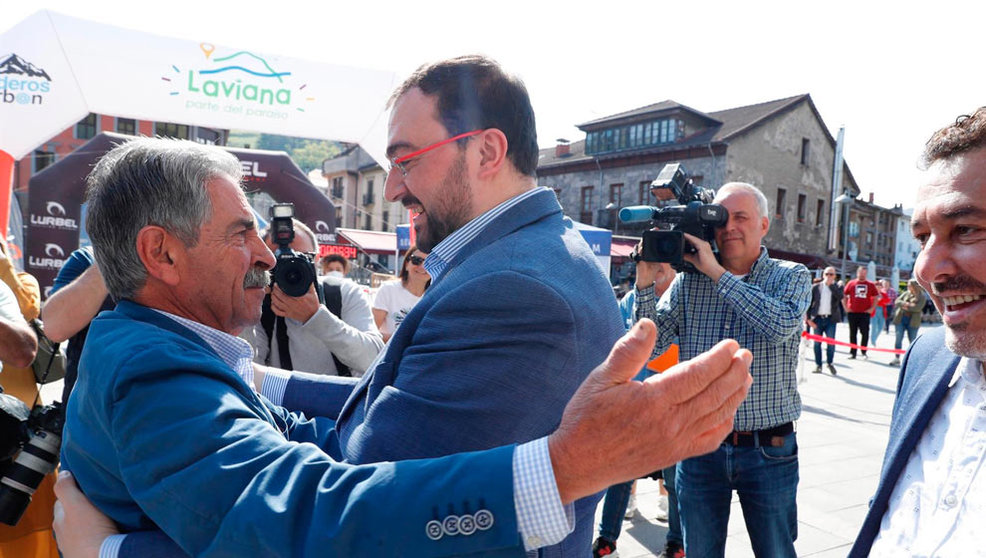 Abrazo entre Miguel Ángel Revilla y Adrián Barbón, en una visita que el presidente de Cantabria realizó a Pola de Laviana, localidad natal de su homólogo asturiano