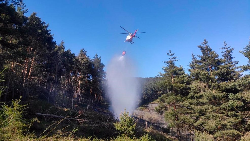 Helicóptero del Gobierno trabaja en la extinción del incendio de Bustasur