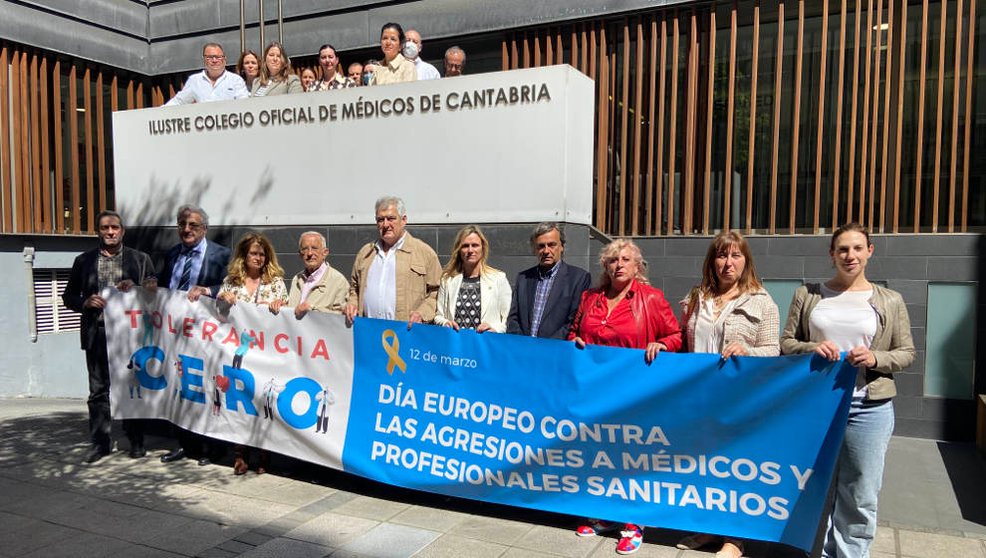 Concentración del Foro Sanitario de Cantabria en contra de las agresiones a sanitarios
