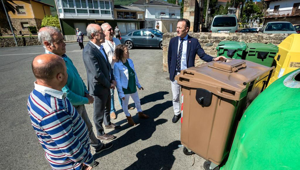 El consejero comprueba con los alcaldes del Valle de Iguña uno de los contenedores marrones instalados por MARE en Arenas de Iguña